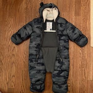 Baby gap camo snowsuit size 6-12 months